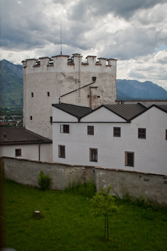 Forteresse Hohensalzburg - Vision d'une partie de la forteresse depuis l'une des fenêtres de la salle des armes.