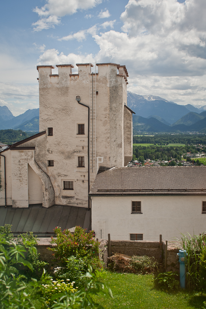Forteresse Hohensalzburg - Vision d'une partie de la forteresse depuis une autre fenêtre. (A gauche... )