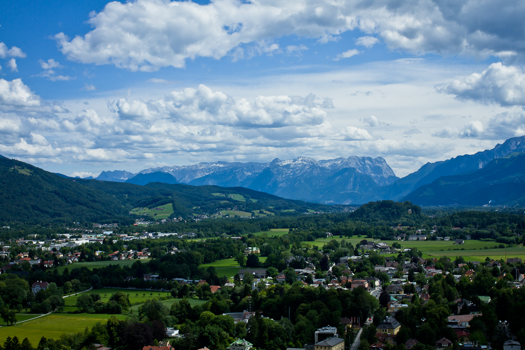 Salzbourg - panorama. - La ville est entourée de montagnes.