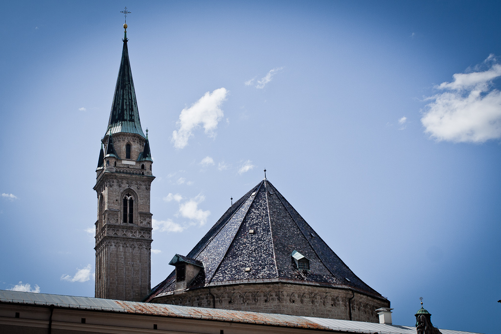 Salzbourg - Toit et clocher du franziskanerkirche - Format paysage.