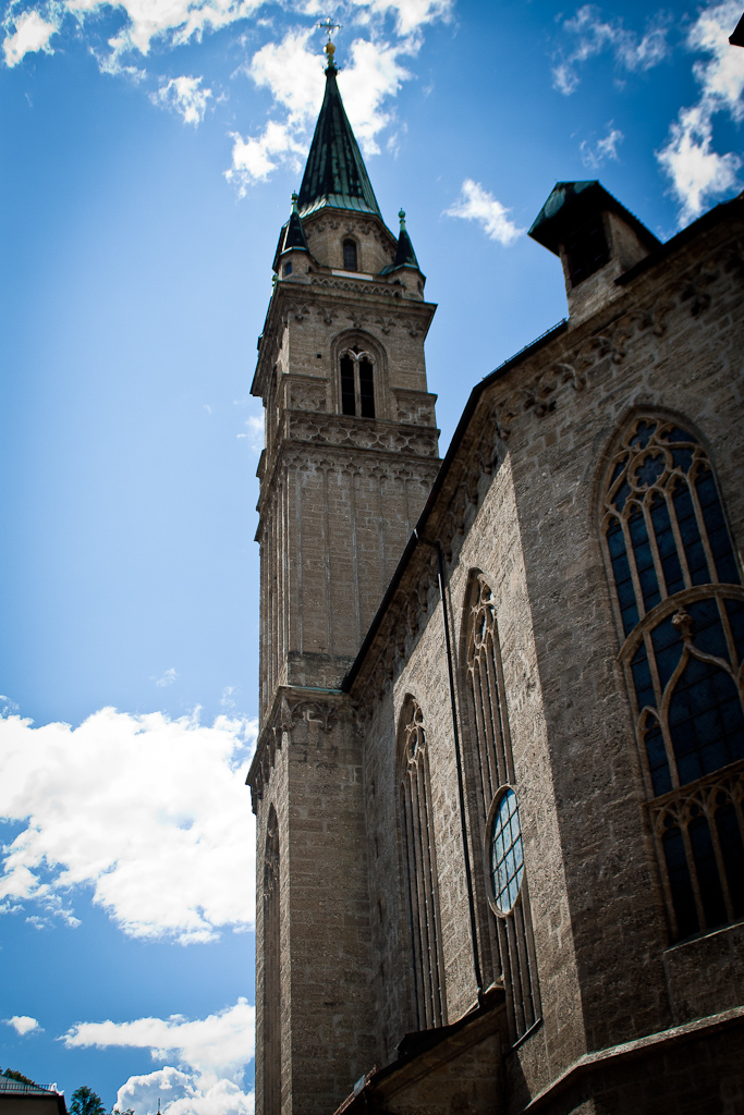 Salzbourg - Vision en contre-plongée du franziskanerkirche.