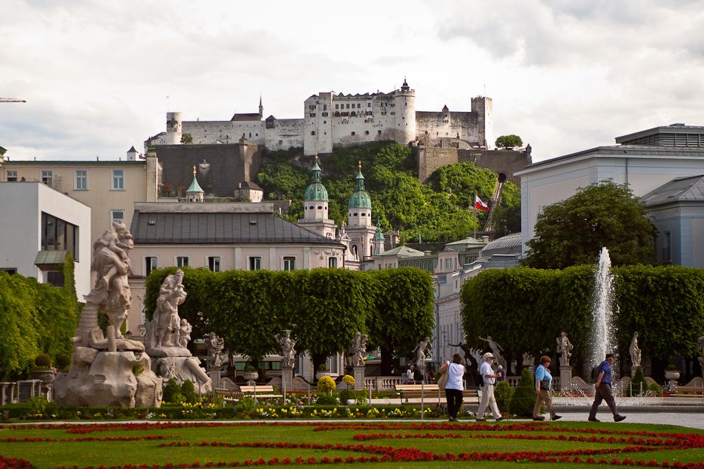 Salzbourg - La forteresse et la cathédrale depuis le Mirabell Park.