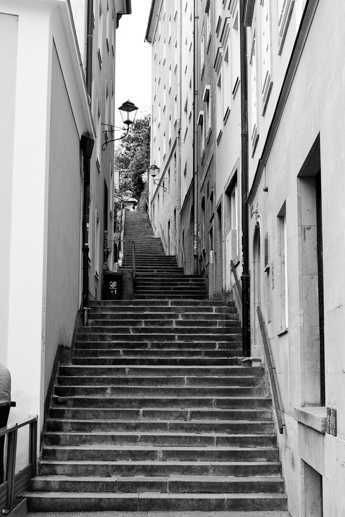 Dans la rue...  - Un escalier qui monte.. qui monte...