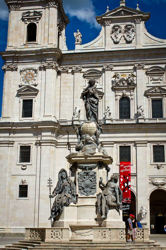 Salzbourg - Salzburger Dom - Cathédrale de Salzburg - Facade - statue de la madonne en premier plan.