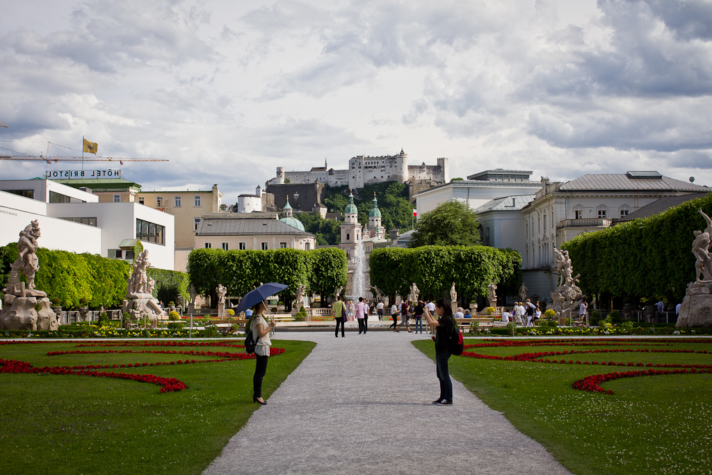 Salzbourg - Allée centrale du Mirabell Park, avec, les tours de la cathédrale et la forteresse et .. deux touristes japonaises.