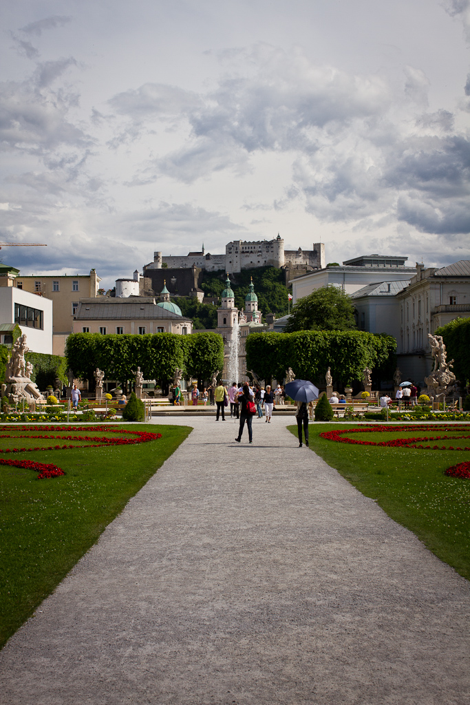 Salzbourg - Allée centrale du Mirabell Park, avec, les tours de la cathédrale et la forteresse.