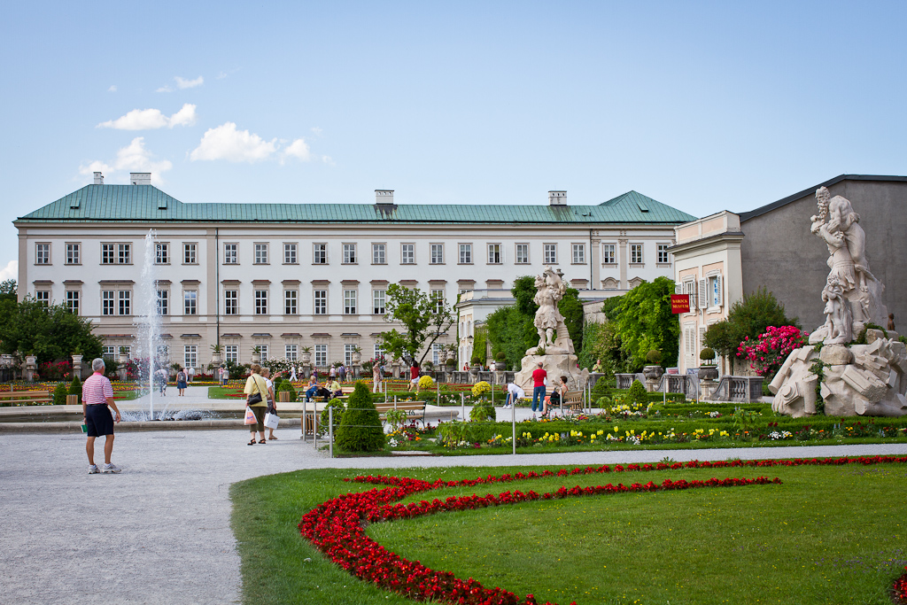 Salzbourg - Schloss Mirabell. Le château Mirabelle et ses parterres.